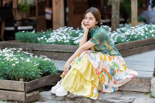 Tín Nguyễn chia sẻ sau nhiều năm vào TP.HCM phát triển sự nghiệp, cô đã có thể chăm lo được cho ba mẹ nhiều thứ tốt hơn, học hỏi được rất nhiều về cách sống lẫn cách làm nghề và không ngừng nỗ lực, trau dồi từng ngày để trở thành phiên bản tốt nhất